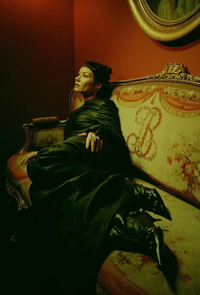 "Героиня несуществующего фильма". Беременная Ида Галич опубликовала новые фотографии из Парижа