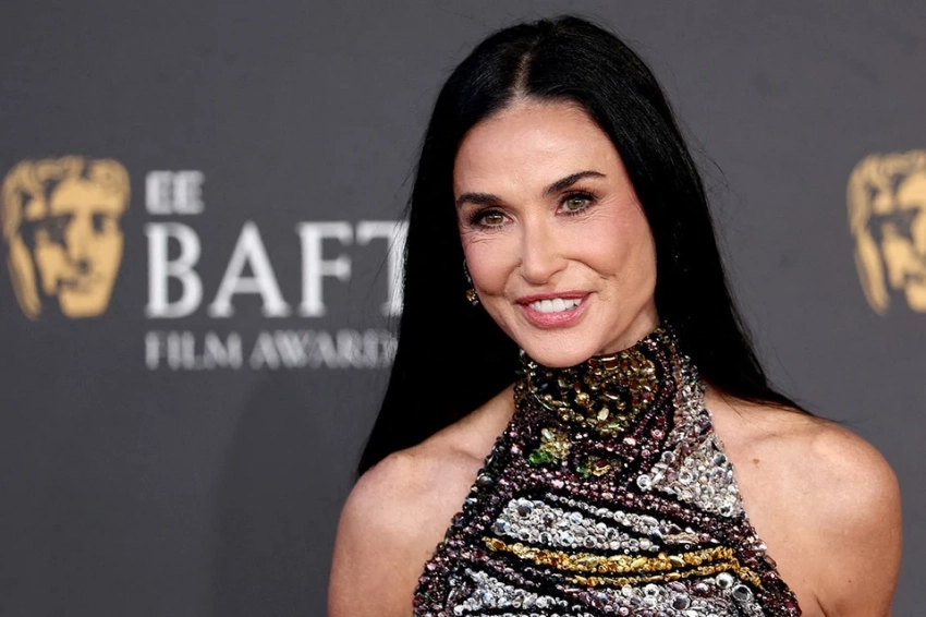 Звезды на премии BAFTA: Юра Борисов в традиционном темном костюме, Деми Мур в платье-«витраже», Селена Гомес в камнях и с роскошным декольте