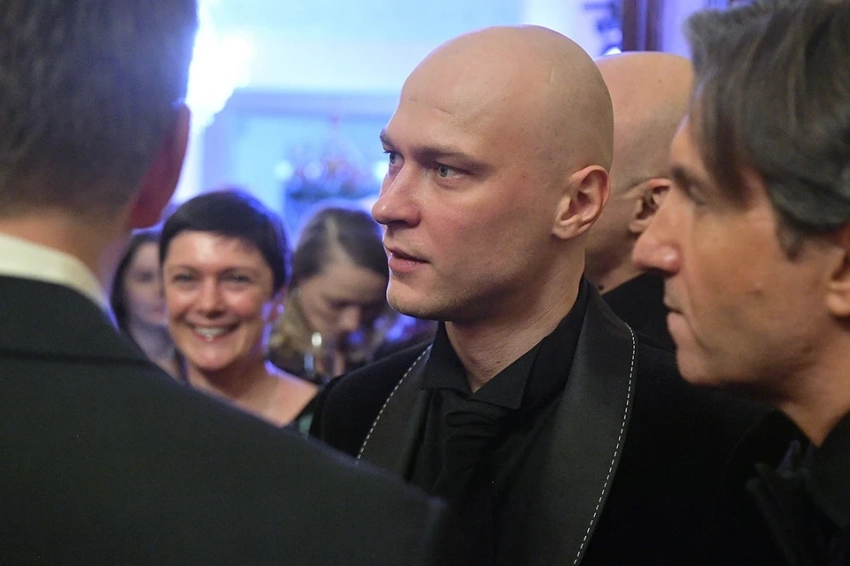 Закулисье "Оскара": В каком костюме Юра Борисов выйдет на красную дорожку и какие подарки привезет в Москву