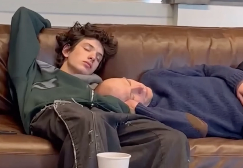 В сети появилось видео со съёмок "Аноры" со спящими Юрой Борисовым и Марком Эйдельштейном