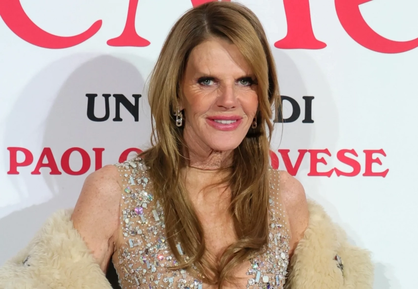 Анна Делло Руссо вышла в свет в полупрозрачном платье