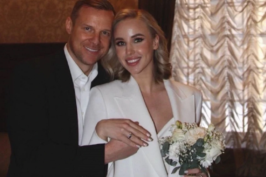 Невеста без свадебного платья: Экс-футболист Вячеслав Малафеев тайно женился в Петербурге на юной гимнастке