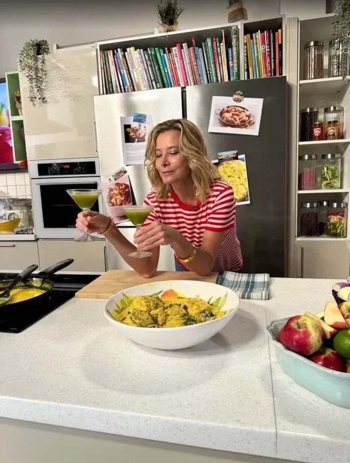 Юлия Высоцкая вышла из бизнеса "Едим дома" после мемов о её "жидких сырниках" и "горелых шашлыках"