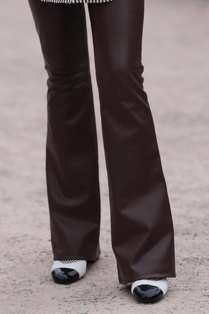 Удобная альтернатива каблукам: балетки в 2025 году снова на пике популярности