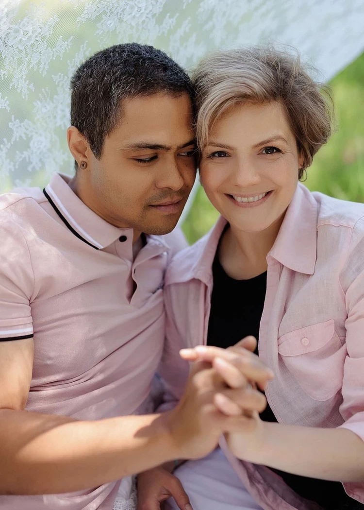 "Он ни на что не жаловался, пошел в душ и умер": Через полгода после смерти сына Ирина Понаровская находит смысл жизни во внуках