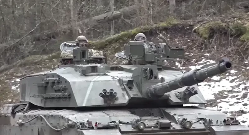 Британский принц Уильям «прокатился» на танке недалеко от российской границы