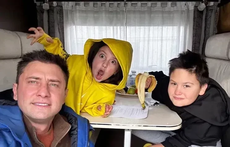 Адвокат Павла Прилучного рассказала, что Агата Муцениеце не отвечает на звонки и сообщения сына