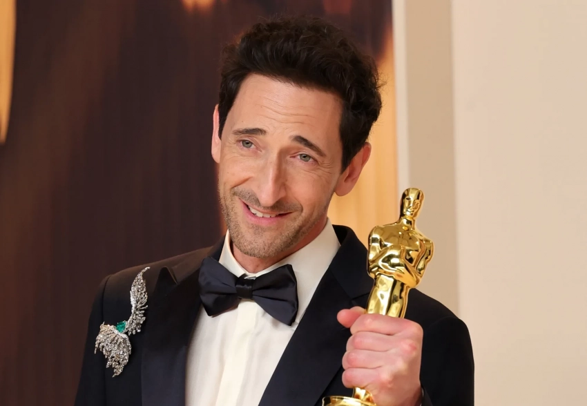 В сети обсуждают поведение Эдриана Броуди на "Оскаре": перед выходом на сцену он бросил жвачку своей девушке