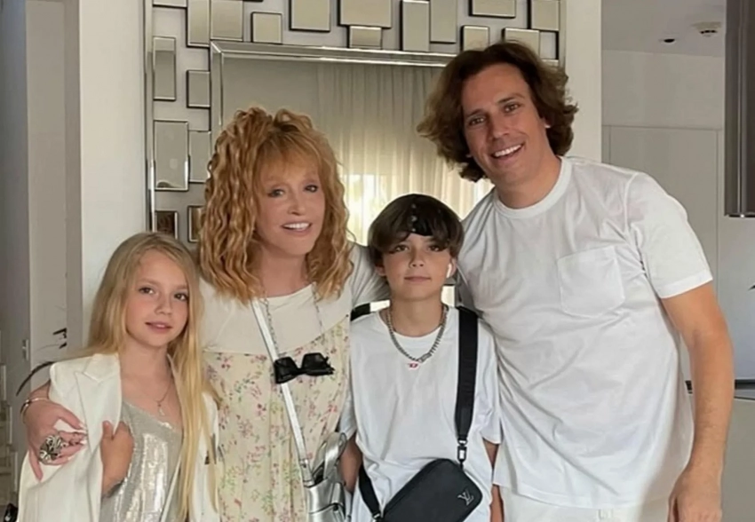 Максим Галкин* и Алла Пугачева, Иван Ургант, Саша Бортич и другие звезды поздравили женщин с 8-м марта и показали, как отмечают праздник