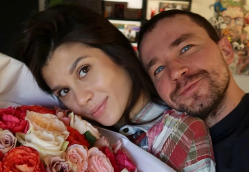 Александр Петров показал, как поздравил с 8 марта свою беременную жену Викторию