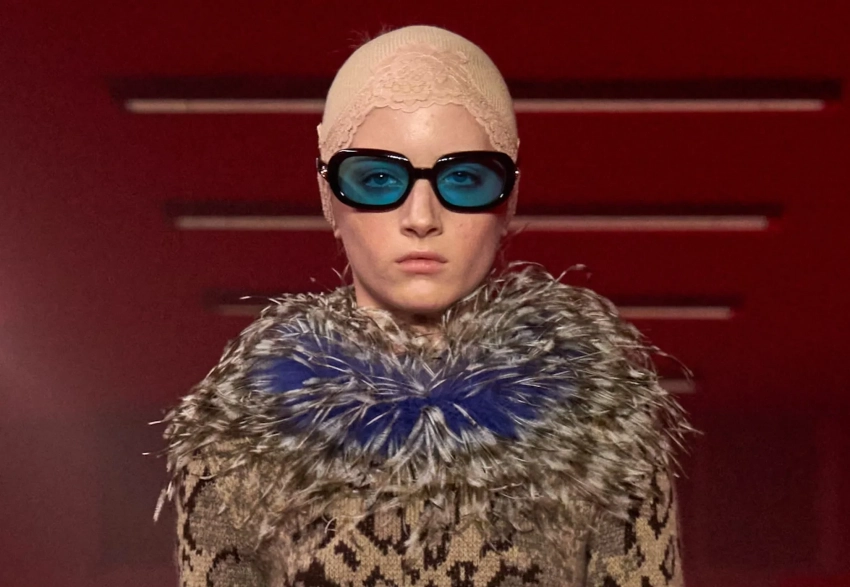 Сын Наоми Уоттс вышел в платье на подиум на показе Valentino