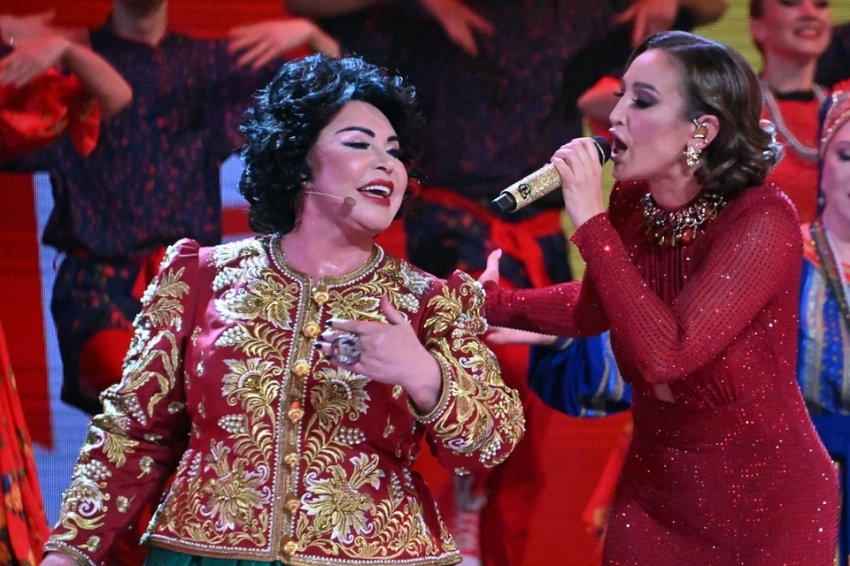 Неожиданный дуэт: Ольга Бузова и Надежда Бабкина исполнили песню Made in Russia на юбилее народной артистки