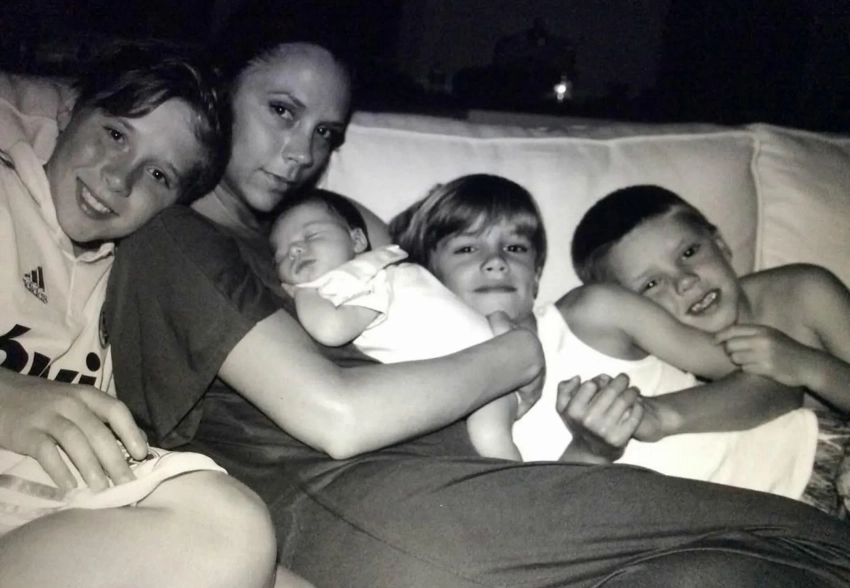 Дэвид и Виктория Бекхэм поделились архивными семейными фото по случаю Дня матери