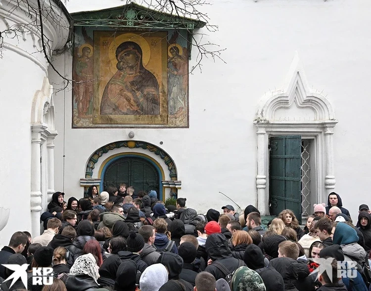 На похоронах Паши Техника творилось безумие: люди скандировали его имя, висели на заборах и перегородили проезжую часть