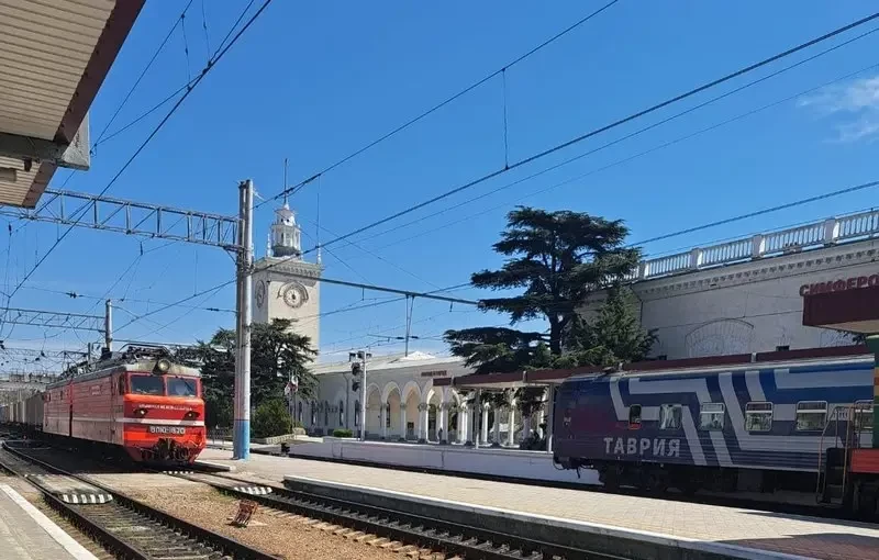 Первый проследовавший через Новороссию контейнерный поезд прибыл в Крым