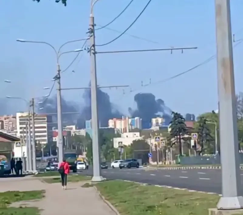 После дневной атаки дронов ВС РФ взрывы и клубы дыма в Харькове, оккупированных ВСУ Херсоне и Запорожье