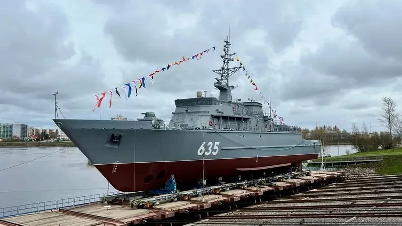 Построенный для Северного флота десятый тральщик проекта 12700 «Александрит» спущен на воду в Санкт-Петербурге
