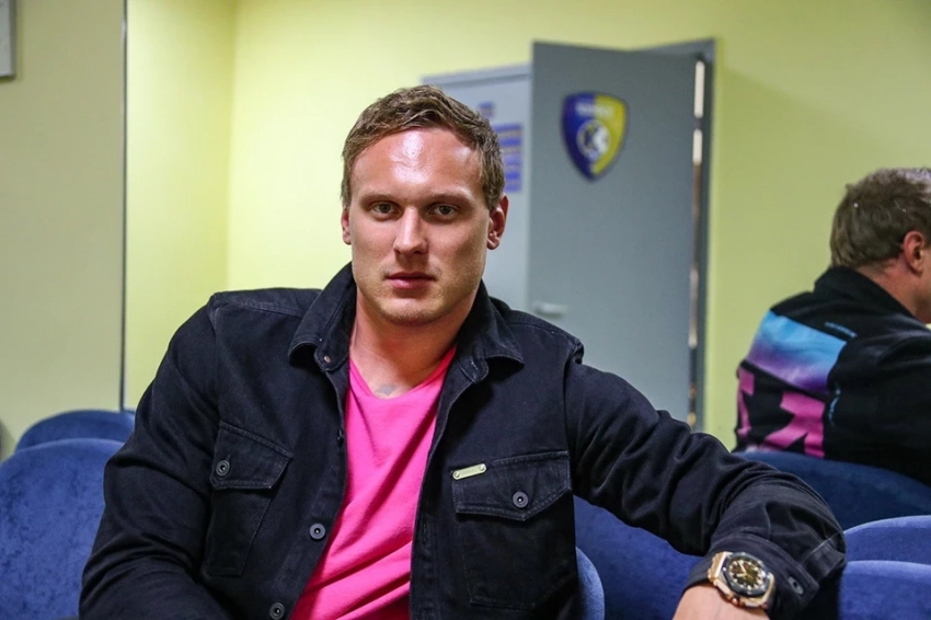 «До сих пор не вышла с нами на связь»: Отец покойного Яниса Тиммы обвинил Седокову в пропаже уникальной коллекции кроссовок и маек