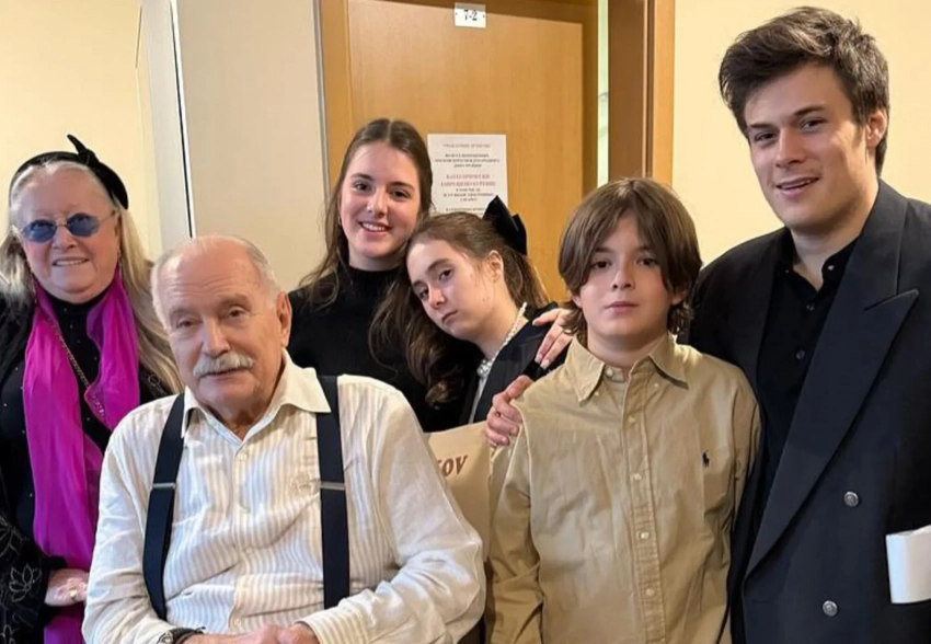 В сети появилось новое редкое фото Никиты Михалкова с внуками