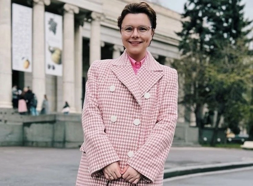 Молодая жена Евгения Петросяна сразила наповал фигурой в лосинах: народ опешил от вида Татьяны Брухуновой