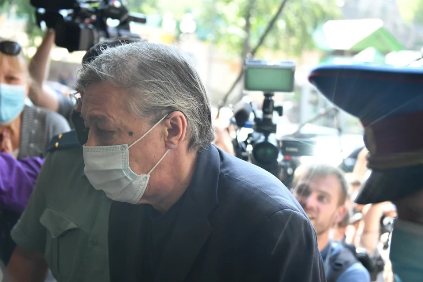 «Может потерять сознание в любой момент»: адвокат Михаила Ефремова рассказал о состоянии актера