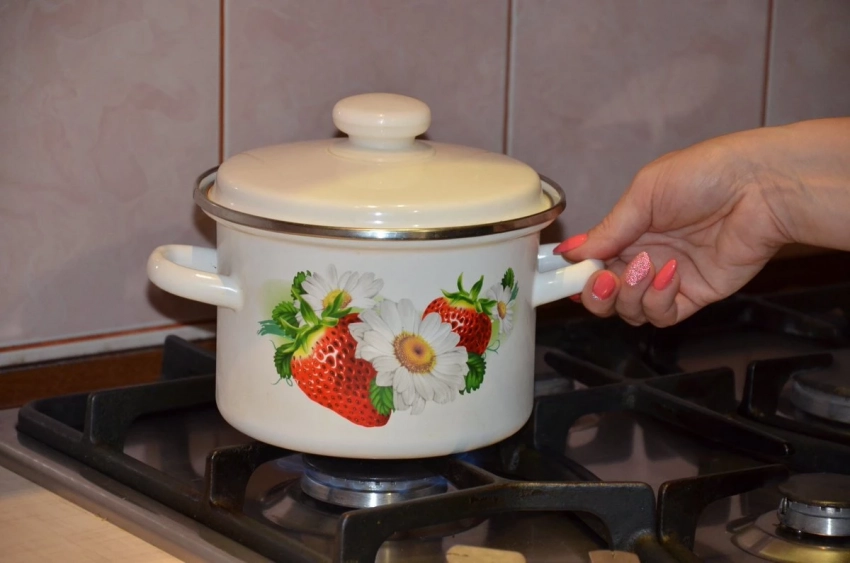 Проверенные лайфхаки, как убрать нагар со старой кастрюли, и при этом не тереть