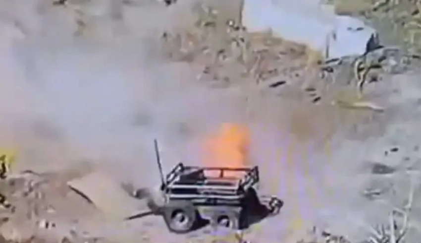 Битва дронов: Показаны кадры уничтожения российским БПЛА наземного дрона ВСУ