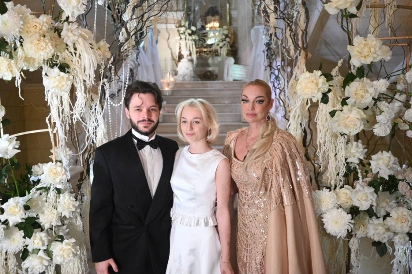 Торт из роз, икона от балерины и никаких поцелуев под «Горько»: Как прошла свадьба дочери Анастасии Волочковой в Петербурге