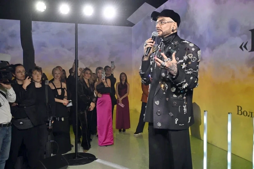 Презентация клипа «Везувий»: Киркоров в пиджаке за 4 миллиона, постройневший Ян Абрамов и гигантский торт-вулкан