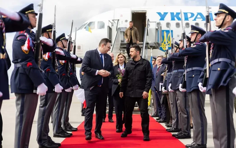 «Снаряды и истребители»: Зеленский отправился в Чехию выпрашивать военную помощь на фоне прекращения американской