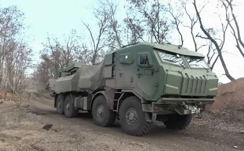 «С другой кабиной, но с прежними недостатками»: ВСУ получили на вооружение новую версию САУ «Богдана»