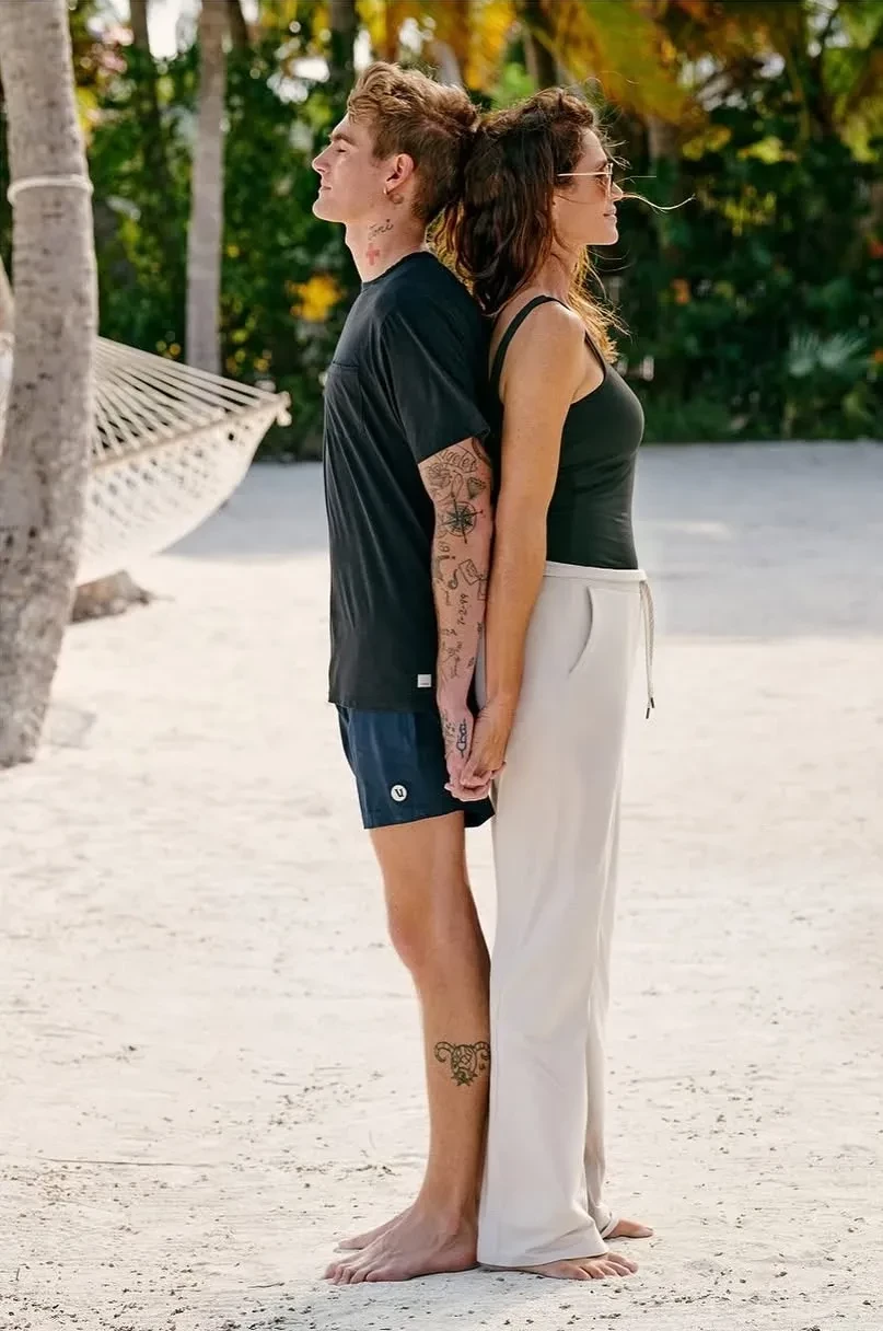 Синди Кроуфорд с мужем и детьми снялась для бренда Vuori