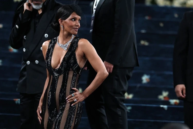 Самые яркие образы Met Gala 2025: Ким Кардашьян в коже и шляпе, Мадонна в костюме колонизатора и Холли Берри в полуголом платье и пугающий Джордан Роф