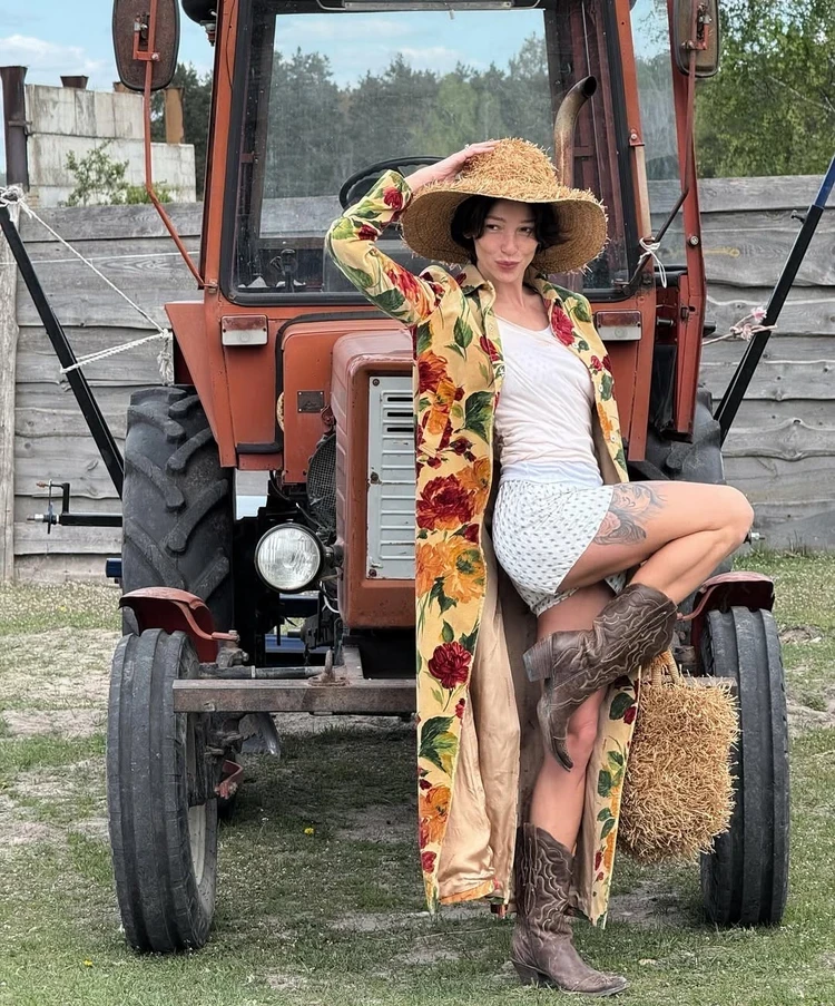 В сапогах и с лопатой: Настя Ивлеева показала, как отдыхает на ферме