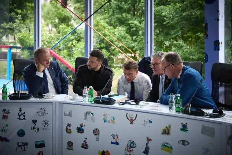 «Путин должен безоговорочно принять предложенное перемирие»: Макрон выступил с заявлением после телефонного разговора с Трампом