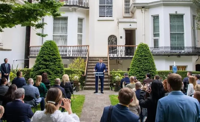 «Надел костюм с галстуком»: заявление Залужного о границах 1991 и 2022 годов в Киеве посчитали доказательством президентских амбиций экс-главкома