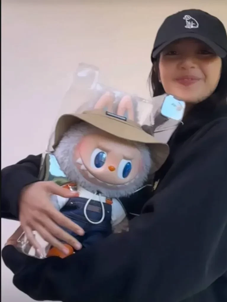 Всем по Лабубу: как московские модницы сходят с ума по плюшевым игрушкам и что это за тренд