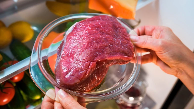 Эксперты рассказали, где и как хранить мясо в холодильнике