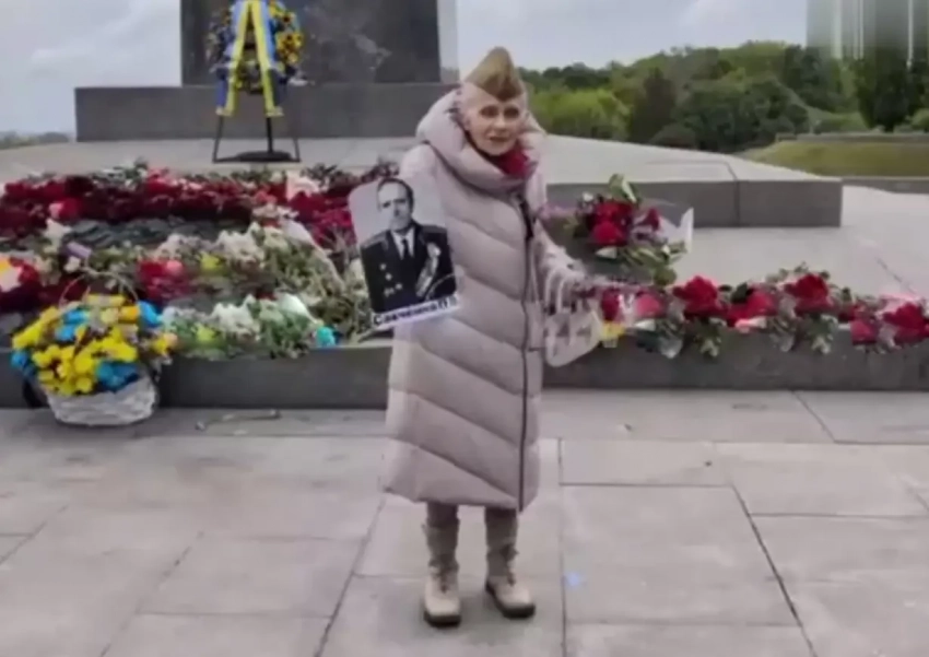 В Киеве полицейские задержали пенсионерку, которая 9 мая пришла возложить цветы в советской пилотке