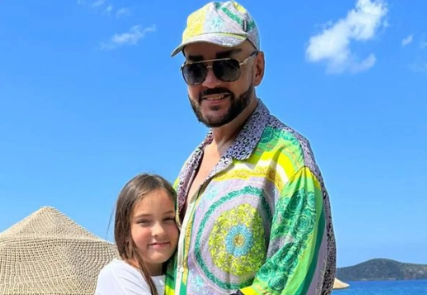 "Скоро станет популярнее отца". Дочь Филиппа Киркорова спародировала отца