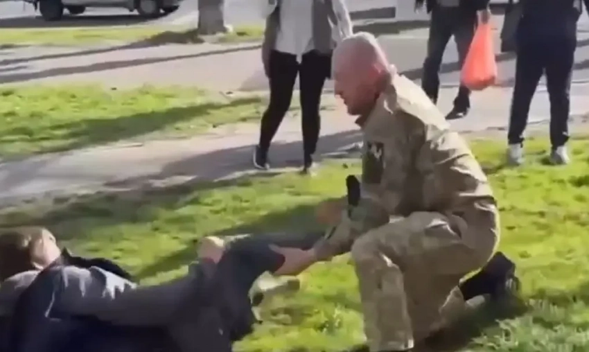 Охотники превращаются в жертв: украинские граждане начали организованно нападать на военкомов