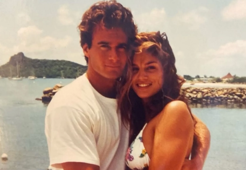 "Надеюсь, это только начало!". Синди Кроуфорд поздравила мужа с 27-летием их свадьбы и показала архивное фото