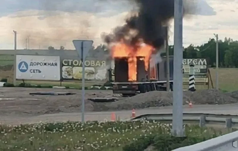 В Сети появились кадры с простыми сибиряками, мешающими взлетать украинским дронам из припаркованной фуры