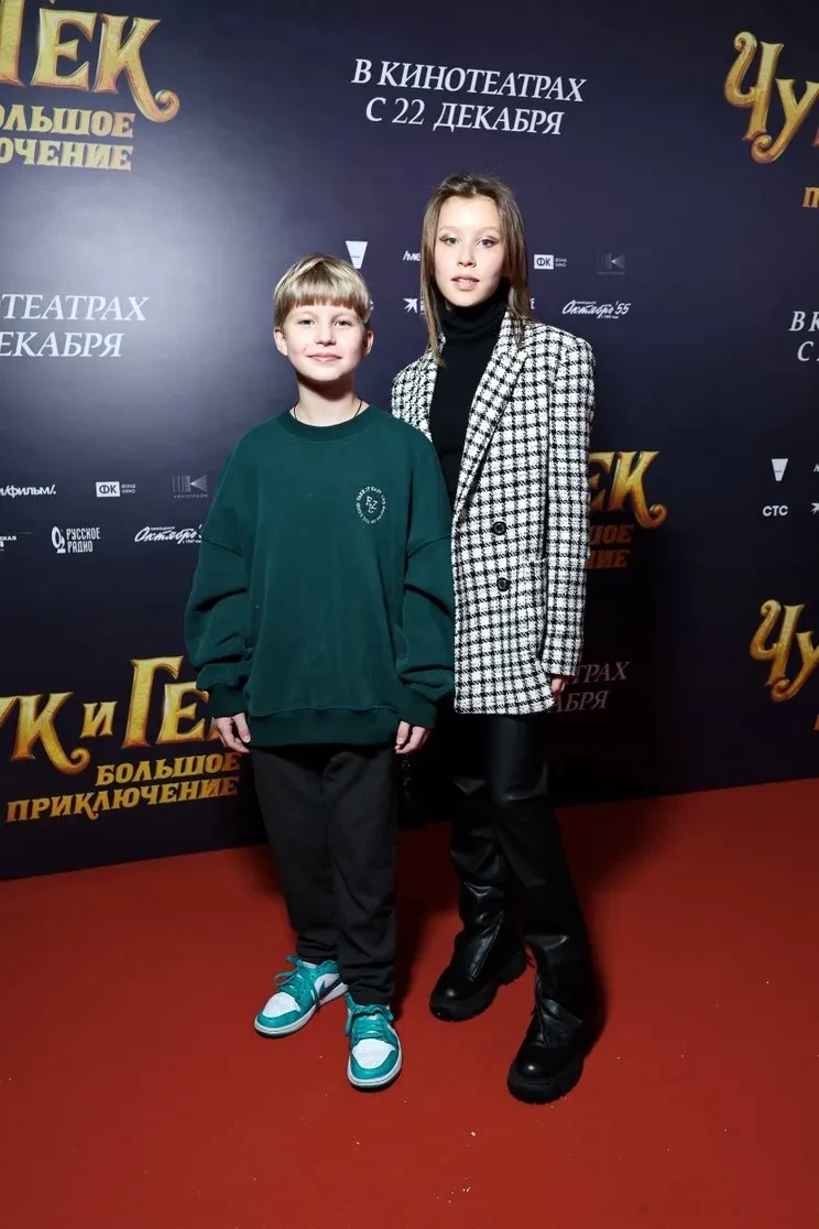 Укладка и макияж: младшая дочь Юлии Пересильд и Алексея Учителя отметила 12-летие с друзьями и старшей сестрой