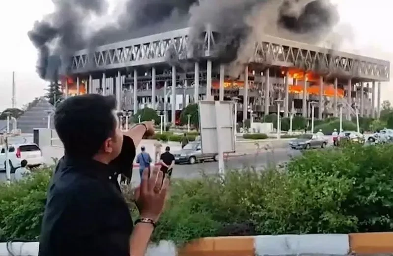 Израильская ракета ударила по зданию иранской телерадиокомпании IRIB прямо во время прямого эфира