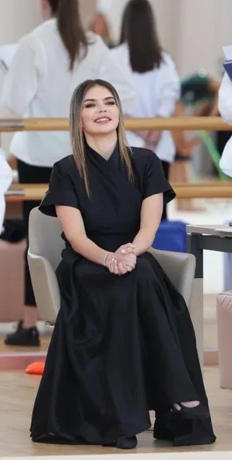 Алина Кабаева в чёрном появилась на публике