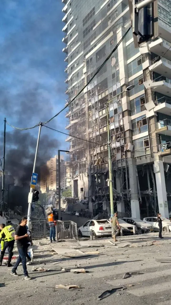 Тель-Авив в огне: опубликованы последствия утренней ракетной атаки со стороны Ирана