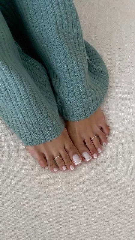 От сдержанного нюда до взрывных оттенков: 20 красивых вариантов педикюра на лето 2025