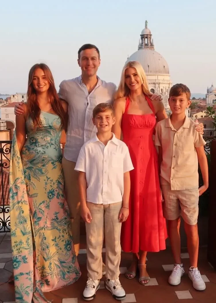 Иванка Трамп прилетела с семьёй на свадьбу Джеффа Безоса и Лорен Санчес в Венеции