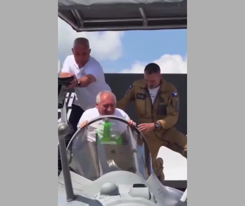 Появились кадры с застрявшим в кабине истребителя Rafale премьером Франции Байру